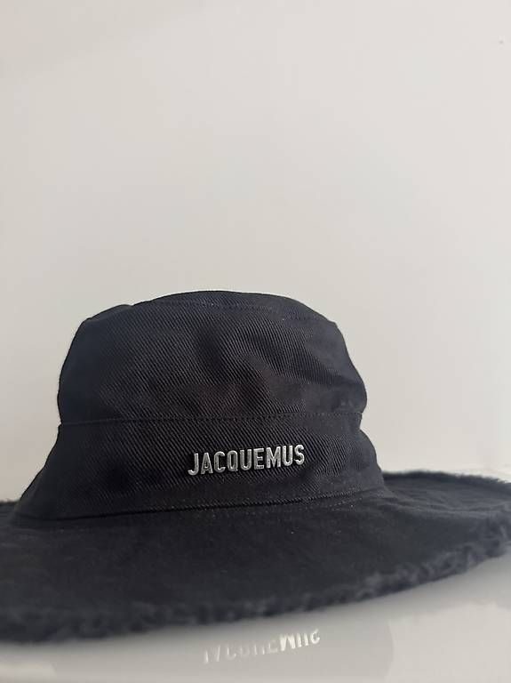 Jacquemus Copricapi, berretti & cappellini: Cappello Jacquemus nuovo – Nuovo (secondo la descrizione) da Breganzona venduto da Swonder 1