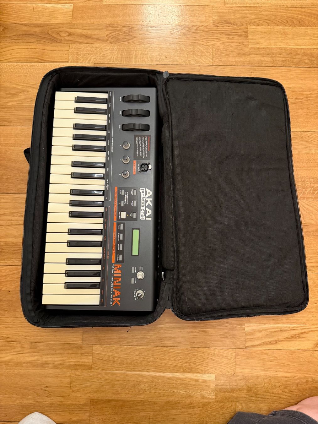Akai Musikinstrumente: Akai Professional Miniak Vocoder VA Synthesizer – Gebraucht aus Twann von SchniderL