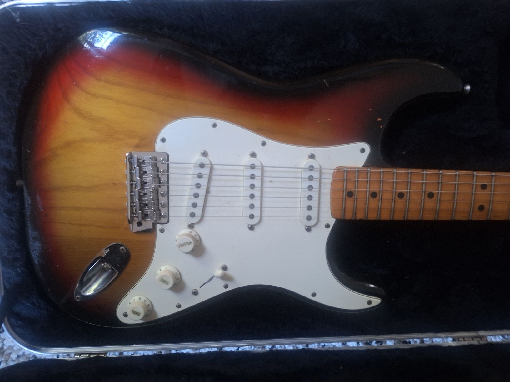 Fender Strumenti musicali: Fender Stratocaster sunburst 1975 – Usato da Le Sentier venduto da shuck 1
