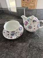 Tee-Set mit buntem Blumenmuster