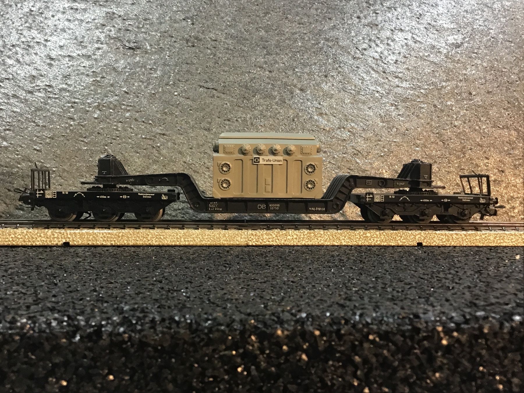 Märklin Modellini di ferrovie: MÄRKLIN H0  TIEFLADEWAGEN MIT TRANSFORMATOR  4617 – Usato da Männedorf venduto da Spezial-Modelle
