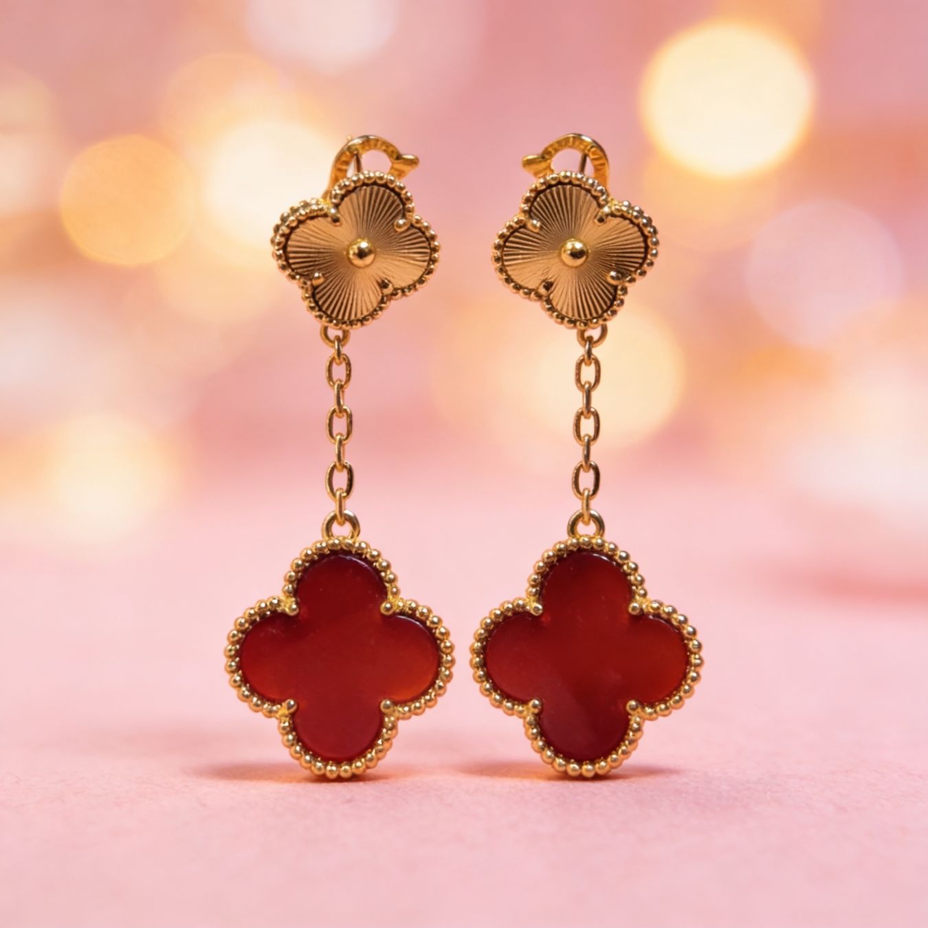 Orecchini pendenti & Orecchini a lobo: Superbes boucles d'oreilles trèfle rouge – Nuovo e nell'imballaggio originale da St-Maurice venduto da Sandrinette123