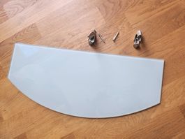 Halbrundes Glasregal mit Wandhalterungen
