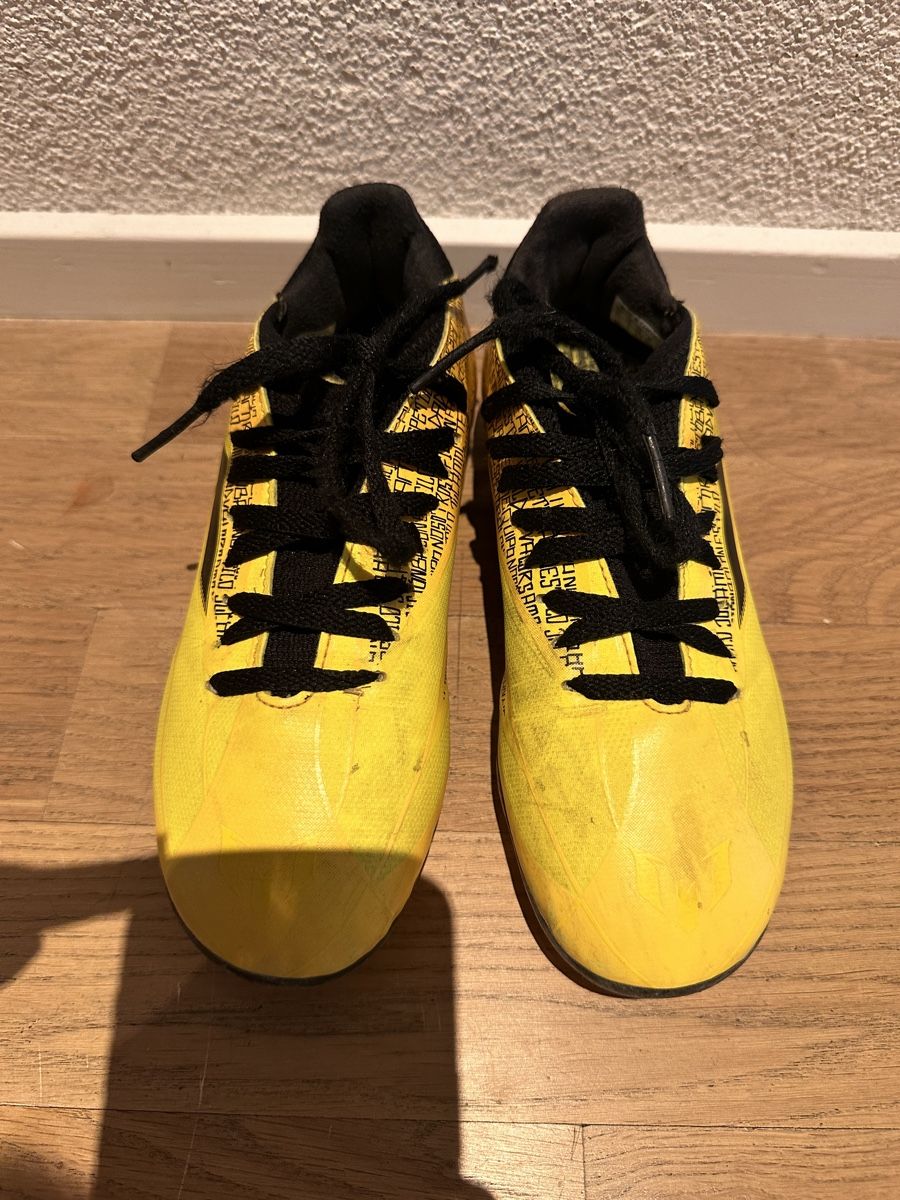 Adidas Scarpe da uomo: Fussballschuhe 33 – Usato da zug venduto da saliviolyn