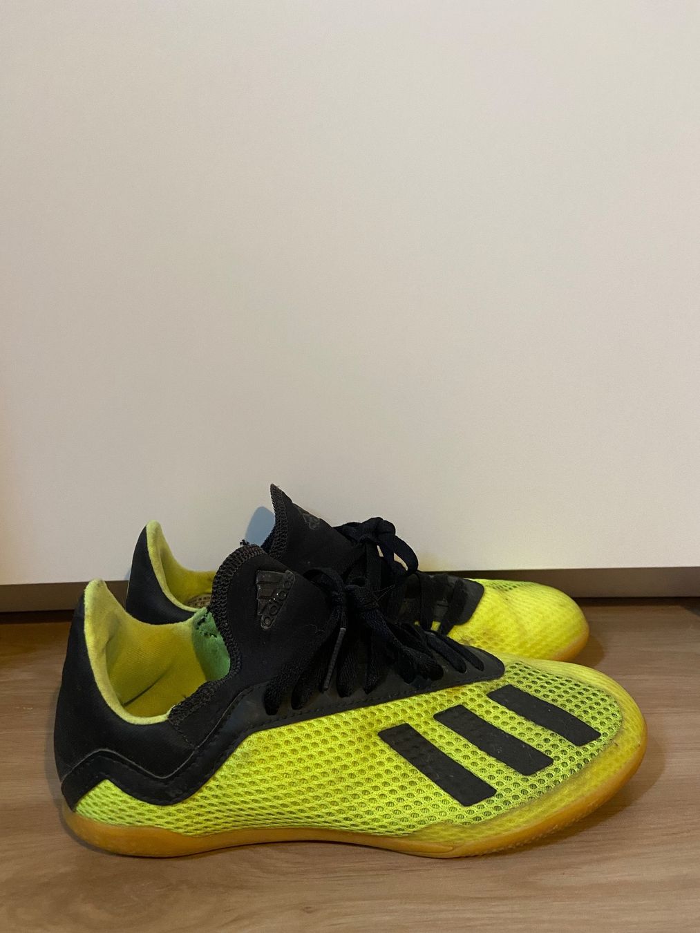 Adidas Scarpe da uomo: Chaussures de foot salle – Usato da Pomy venduto da Gtum
