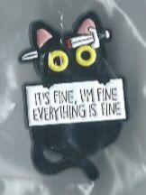 Plaketten & Abzeichen: Schwarze Katze Pin "It's fine" – Neu (gemäss Beschreibung) aus Zürich von t24_de