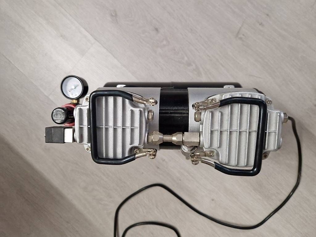 Compresseurs: Airbrush Mini Kompressor mit 3,5L Lufttank/6 bar/Auto Stop – D'occasion à Oberrohrdorf par nad_yn5l 4