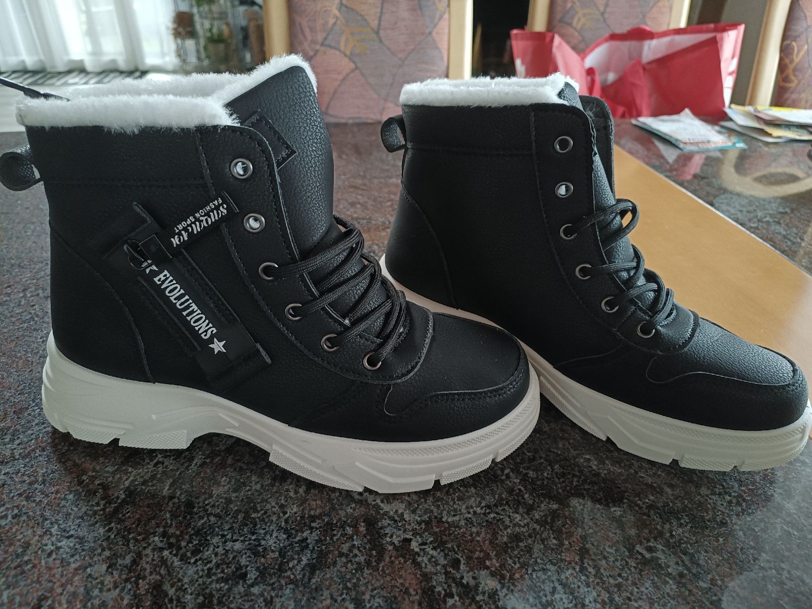 Scarpe da donna: Neue Winterschuhe 40 – Nuovo (secondo la descrizione) da Bätterkinden venduto da Elefantenzoo