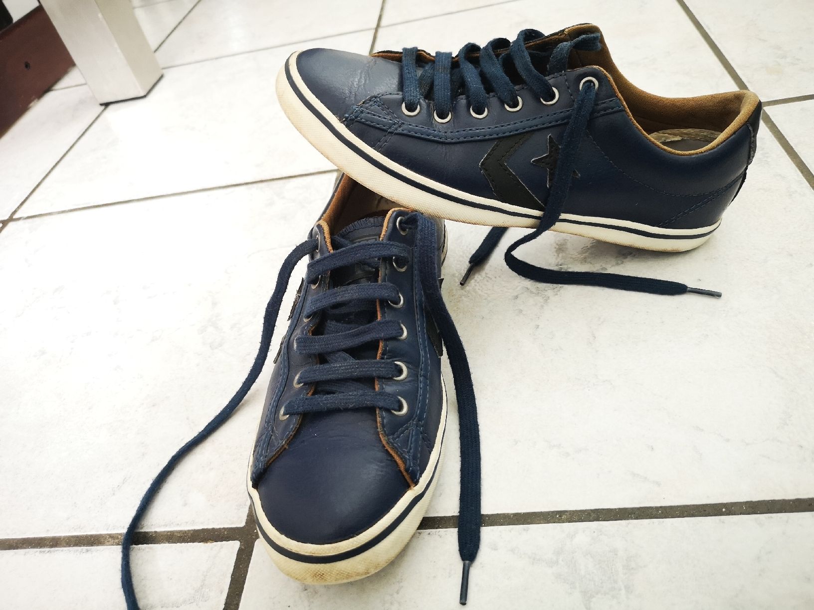Converse Scarpe da donna: Converse Leder sneaker gr. 37 dunkelblaue – Usato da Sevelen venduto da gsandax
