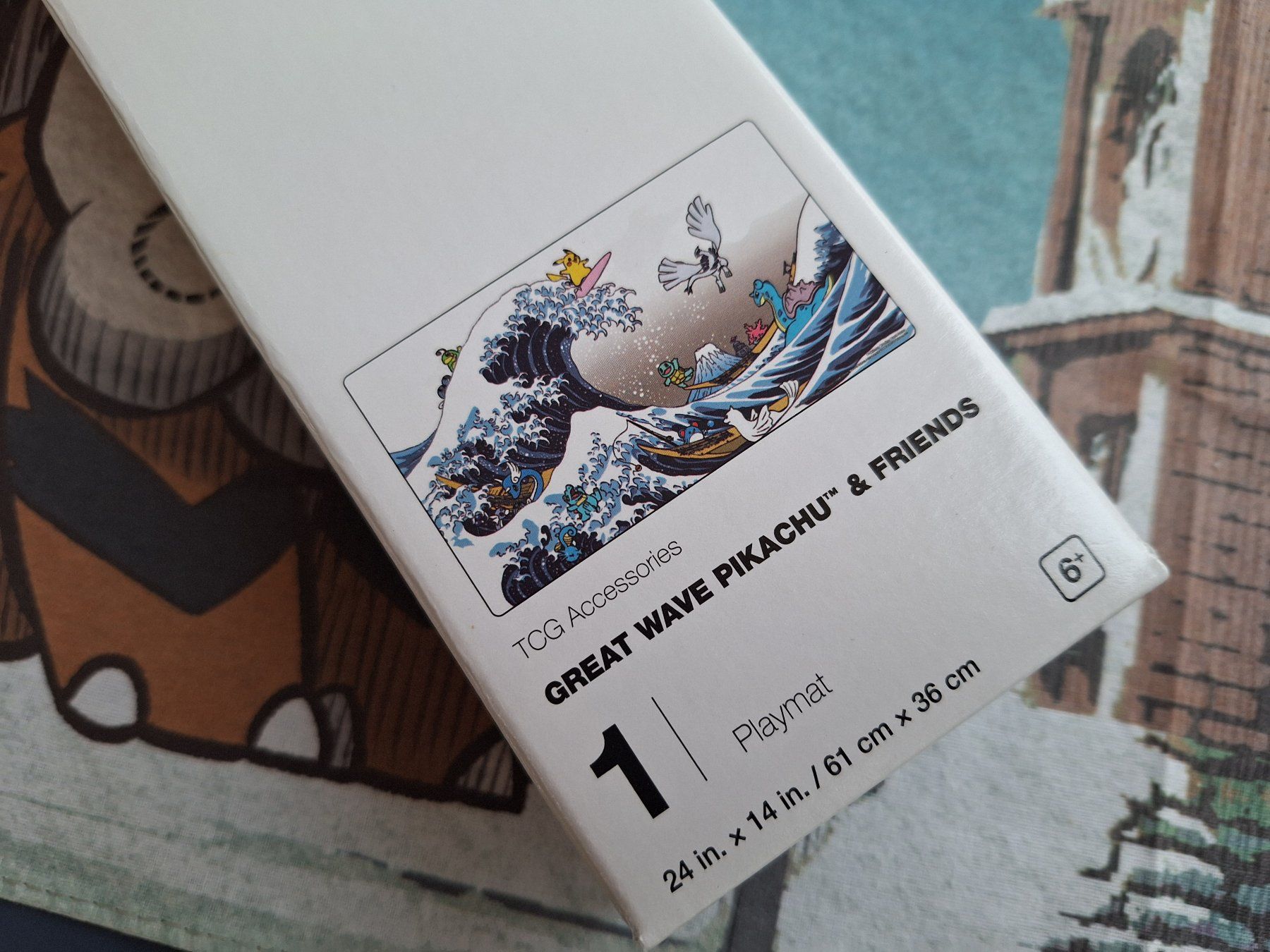 Pokémon Carte collezionabili: Great Wave Pikachu & Friends Playmat + Sleeves – Nuovo e nell'imballaggio originale da Spreitenbach venduto da misi.m 3