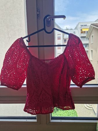 hübsche Sommerbluse in pink mit Stickereien