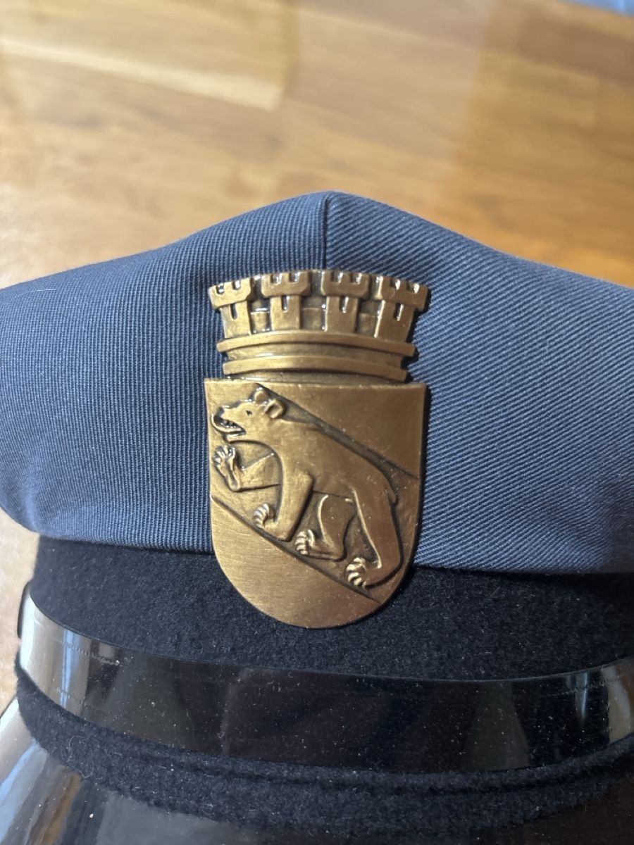 Uniformi: Stadtpolizei Bern Uniformmütze – Usato da Salvenach venduto da Haeseli59 1