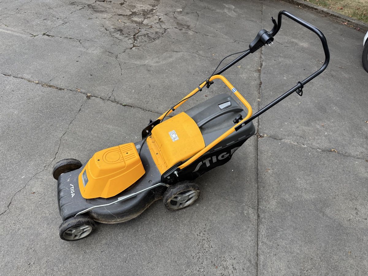 Stiga Tondeuses à gazon: Rasenmäher Stiga Combi 48 E Elektro 1.6kW gebraucht – D'occasion à Buchillon par Shila4 4