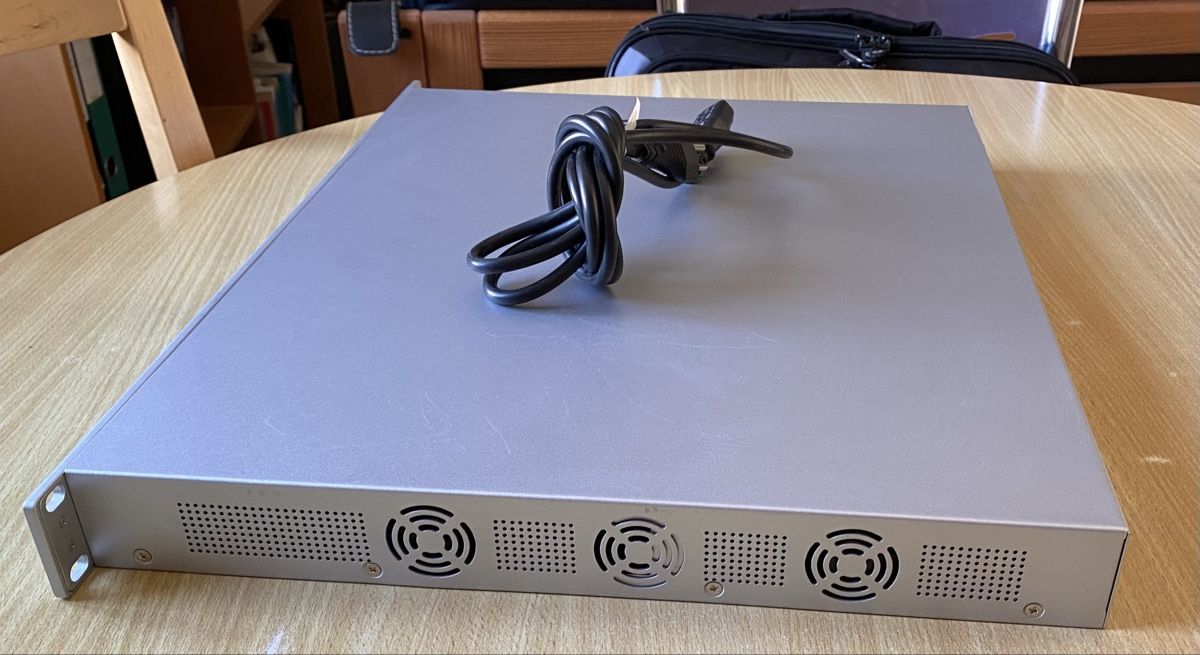 Ubiquiti Hub & Switch: Ubiquiti UniFi switch POE 48 ports – Usato da Genolier venduto da Sebwirz 2