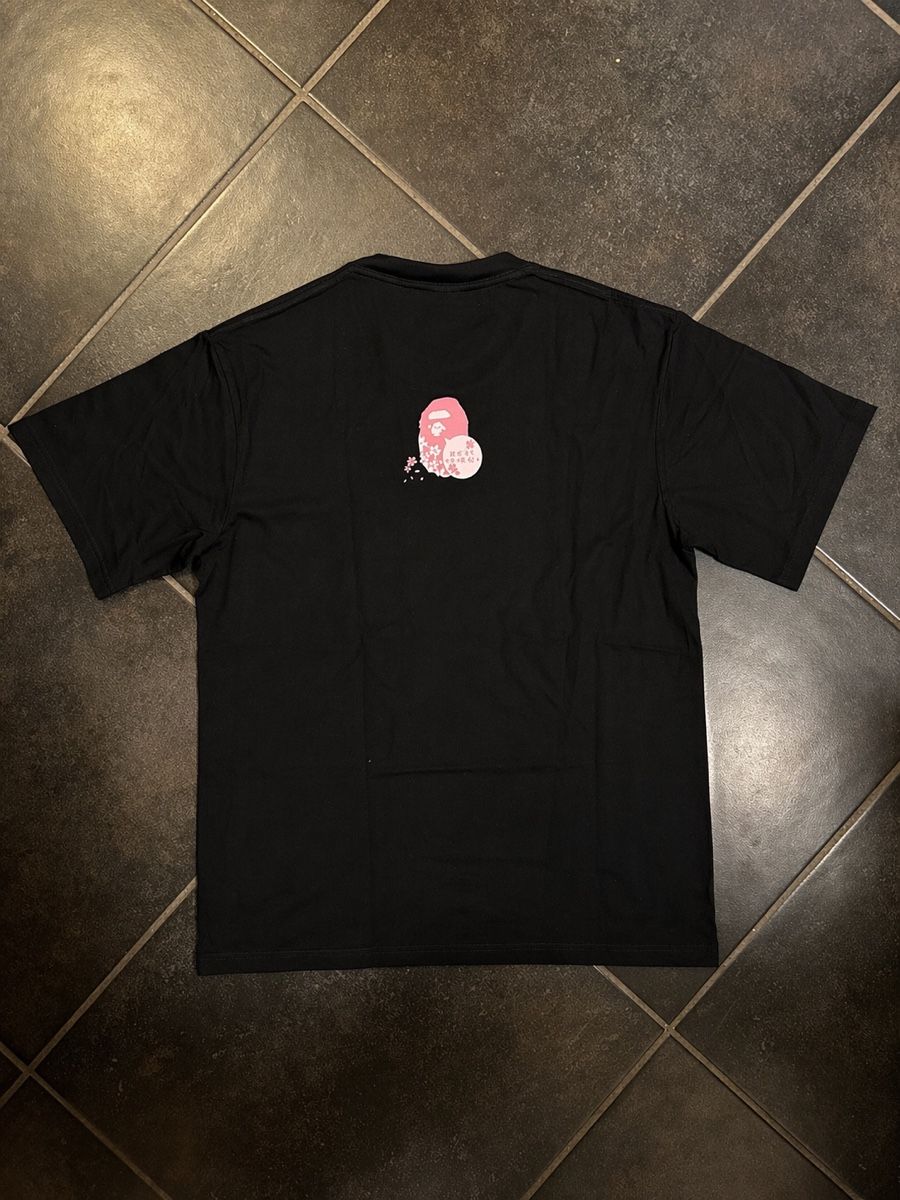 Bape T-shirt: BAPE Sakura Black Tee 🌸 – Nuovo (secondo la descrizione) da Le Locle venduto da Diabolo11 1