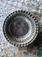 Schale aus Metall mit Verzierungen, Durchmesser ca. 22 cm