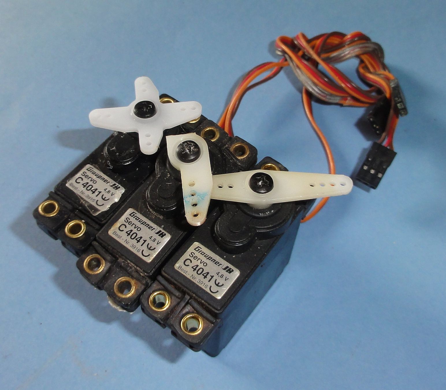 Modellismo RC: 3 Stück Standartservo Servos - Graupner 4041 – Usato da Waldenburg venduto da Rcparts