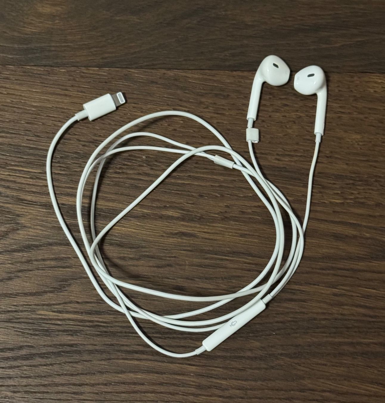 Apple Casques audio: Apple EarPods mit Lightning Anschluss – D'occasion à Bolligen par Lomalinda