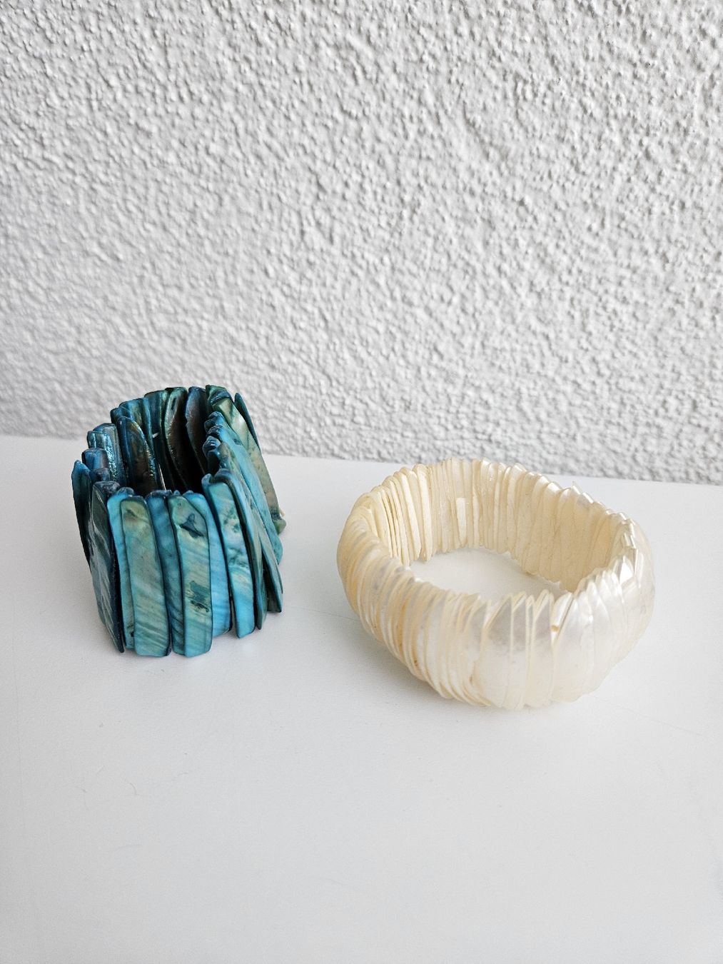 Armbänder & -reifen: Armbänder in türkis & creme – Gebraucht aus Schlieren von lej_86