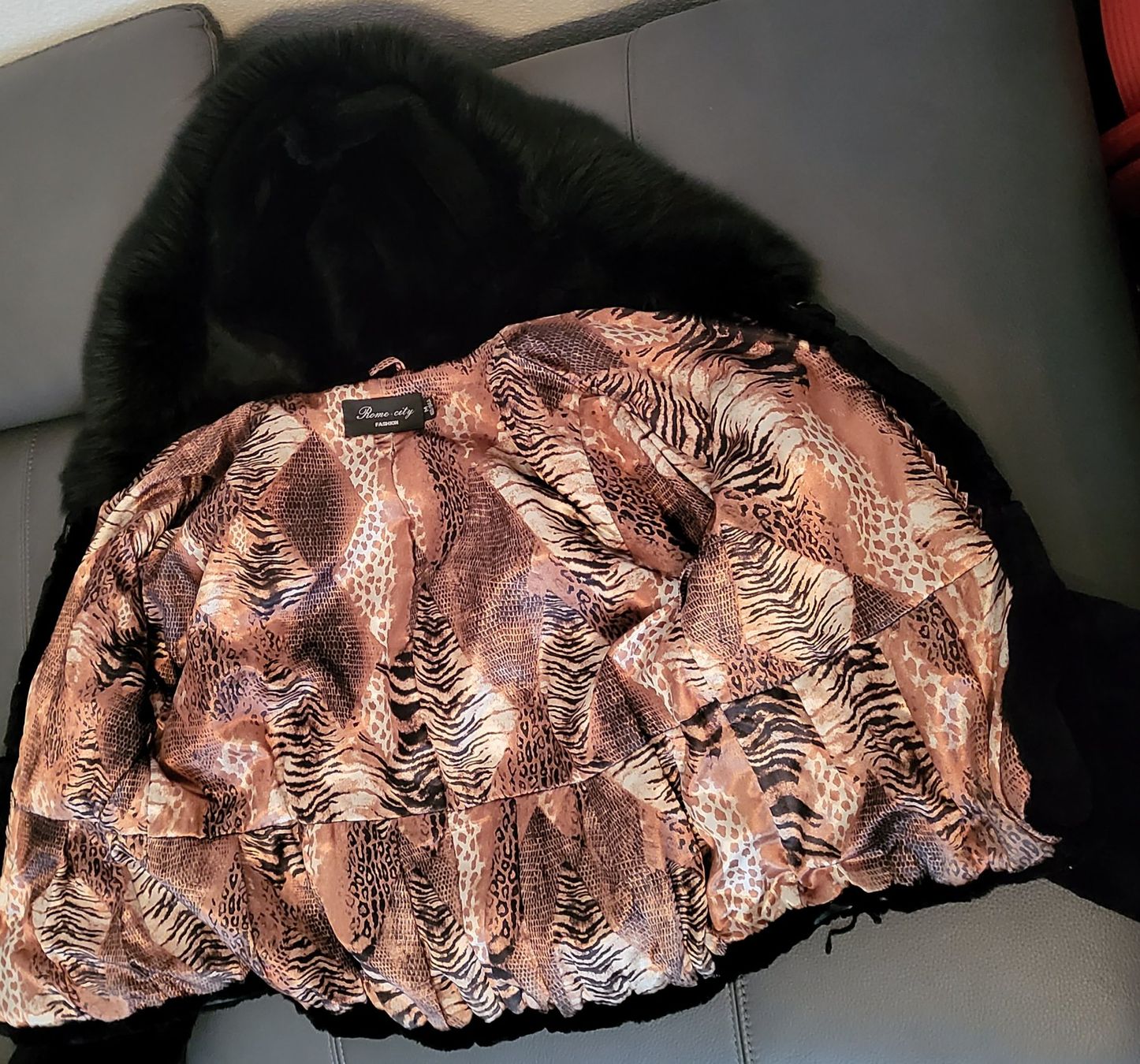 Giacche: Veste en fourrure avec capuche. – Usato da Neuchâtel venduto da wikit 3