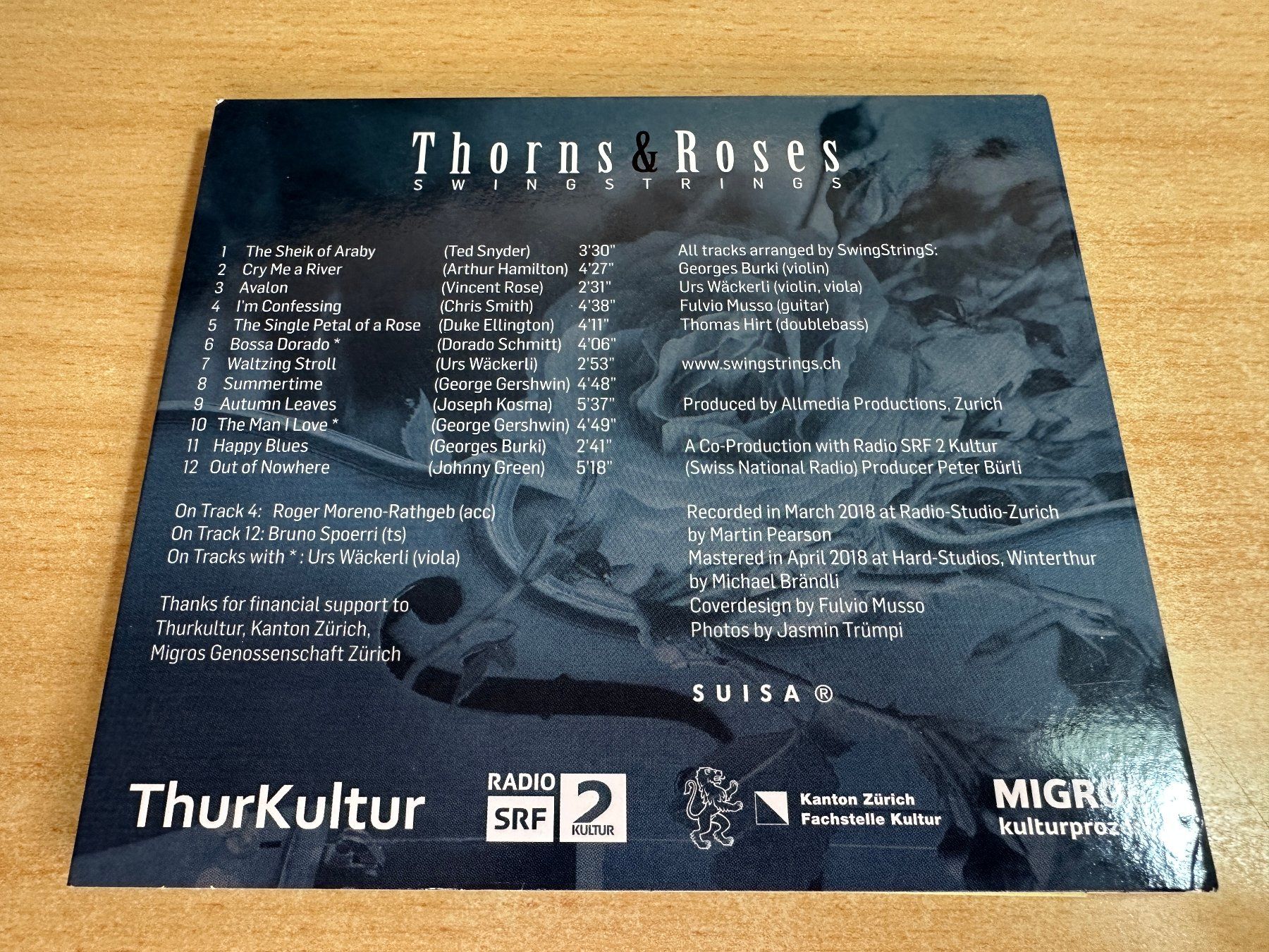 CDs: K0 SwingStringS - Thorns & Roses – D'occasion à Rikon im Tösstal par Alpenmutz 1