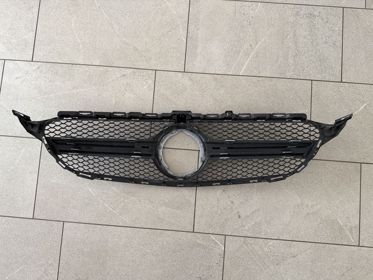 Mercedes-Benz Tutti pezzi di ricambio auto: C43 AMG Grill – Usato da St. Gallen venduto da wastmo 1