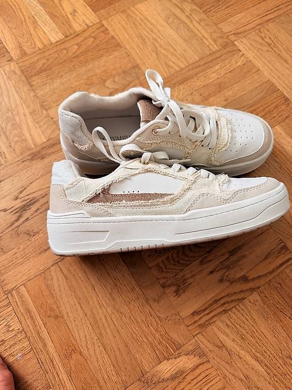 Damenschuhe: Beige Sneaker Gr. 39 – Gebraucht aus Arlesheim von schoop. 1