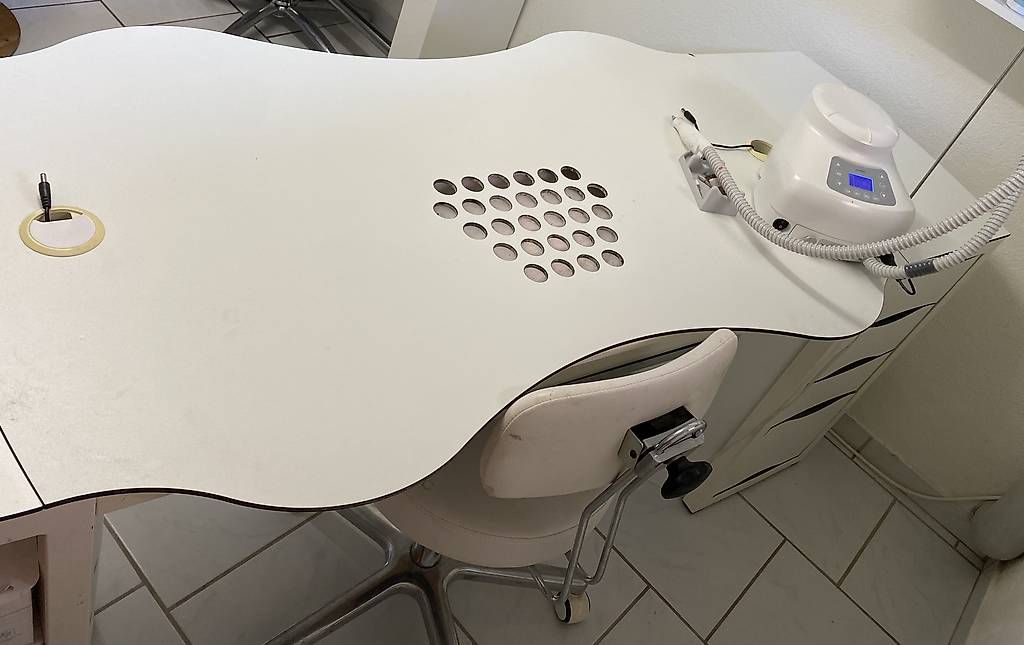Tables: Nageltisch von Jenny Swiss – D'occasion à Bäretswil par pinky43 1