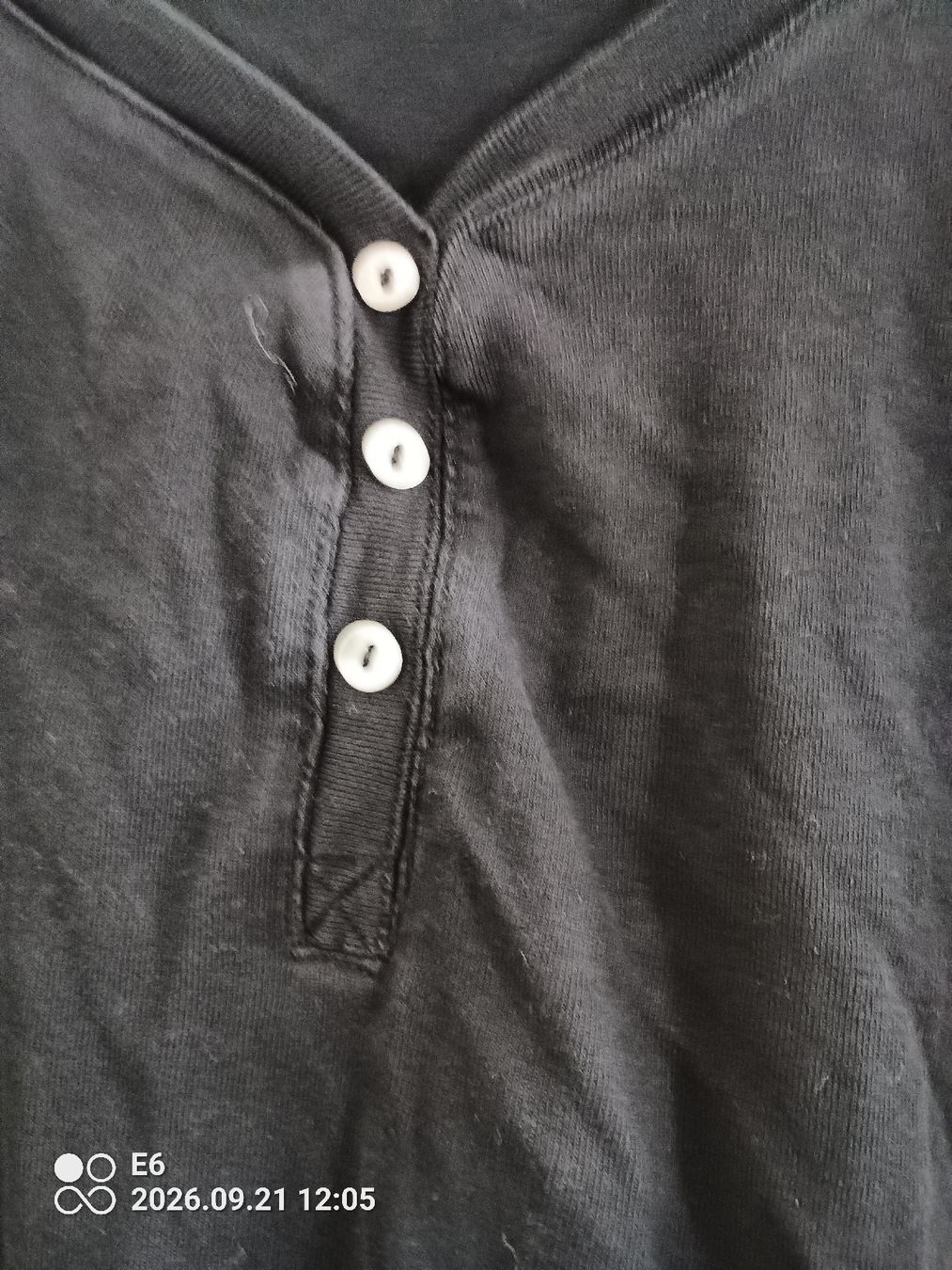 C&A T-shirt: Shirt mit V-Ausschnitt – Usato da Zürich venduto da Mitzi6 2