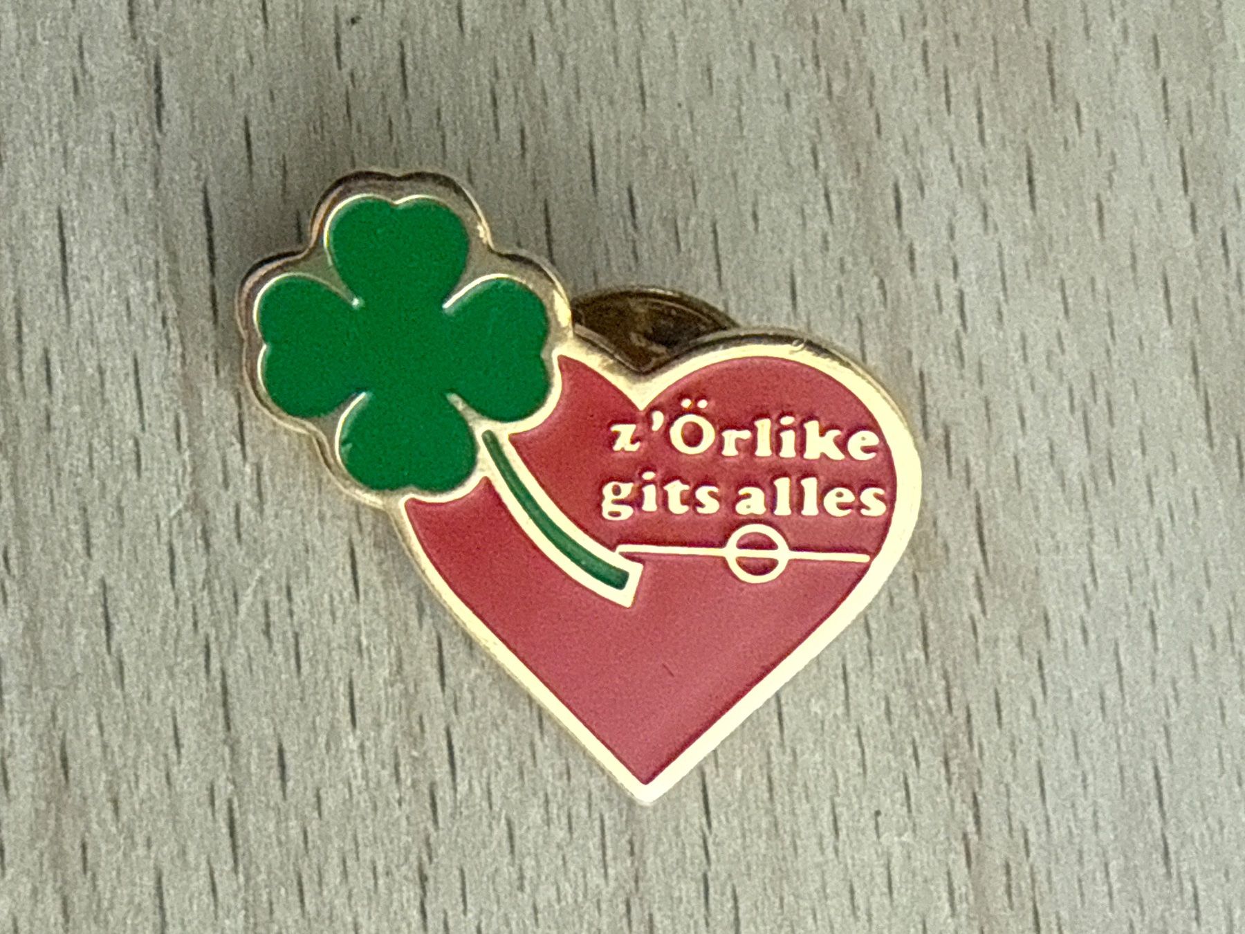 Placchette & Badge: Pin z'Örlike gits alles – Usato da Glattbrugg venduto da Schweigmatt