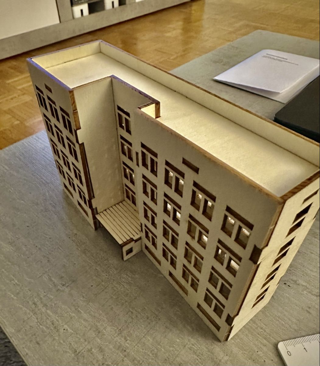 Märklin Modelleisenbahnen: Holzmodell Gebaeude  5 Stockwerke – Gebraucht aus Dietikon von Lidija0