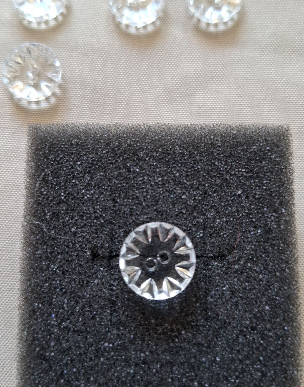 Knöpfe: 14 Glasknöpfe transparent, 14 mm. – Gebraucht aus Dietikon von Hirschkopf 2