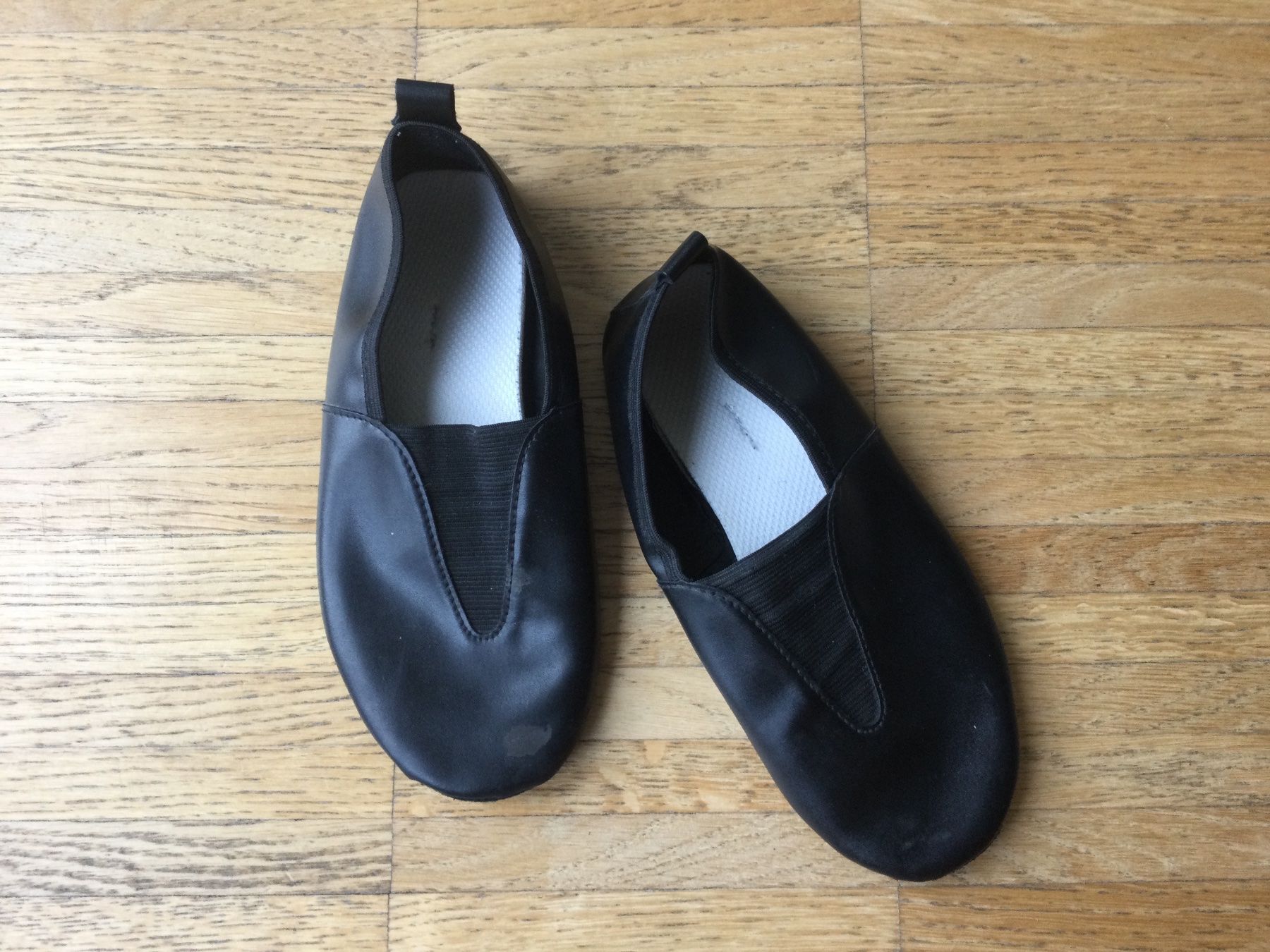 Scarpe per ragazzi: Kinder Gymnastik Schuhe, Gr 34 – Usato da Zürich venduto da VorlonShadow