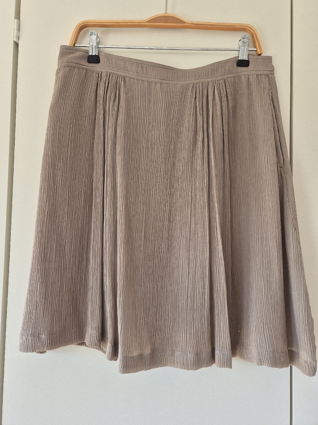 Burberry Gonne: Burberry Seidenrock Gr. 40, taupe – Usato da Meggen venduto da topas041