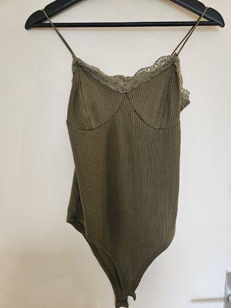Body Amisu kaki avec dentelle taille M bon etat