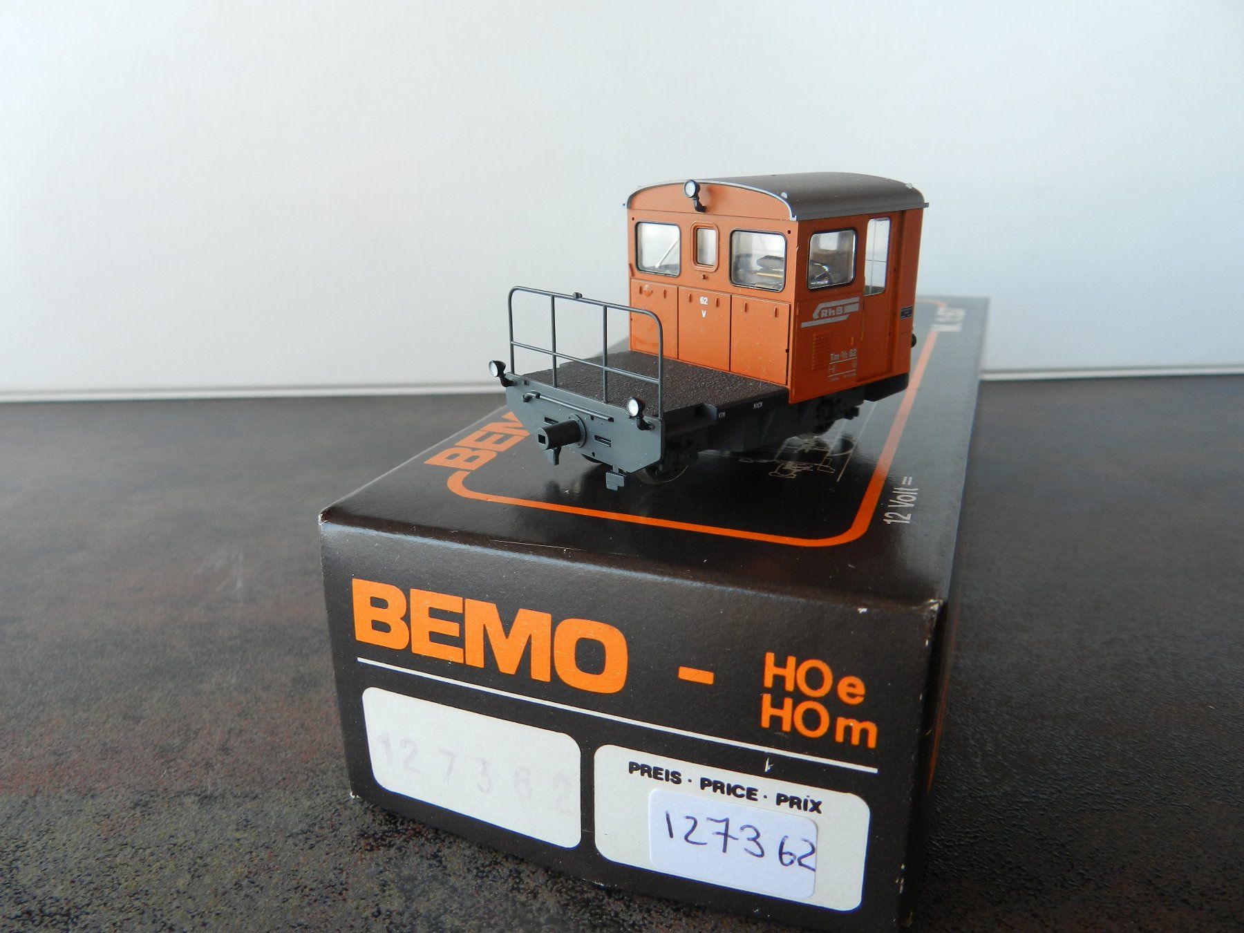 Bemo Trains électriques: H0m BEMO Rangiertraktor Tm 2/2 RhB braun – Neuf (Voir description) à Arzier-Le Muids par elocin83