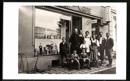 Foto-AK Bahlsen, Gruppenbild vor einem C