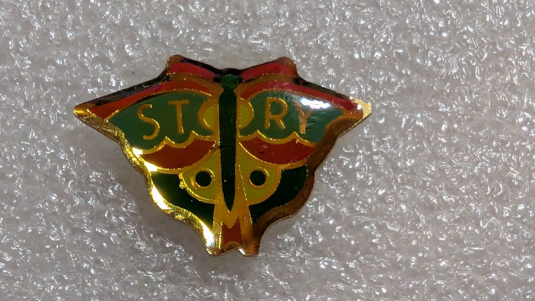 Placchette & Badge: Ansteckpin 272: Story – Usato da Oppligen venduto da Pin-Fall-Shop