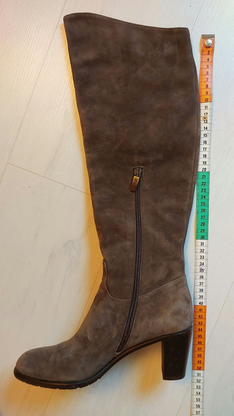 Damenschuhe: Wildleder Stiefel – Gebraucht aus Brunnen von CHOUCHOU. 1