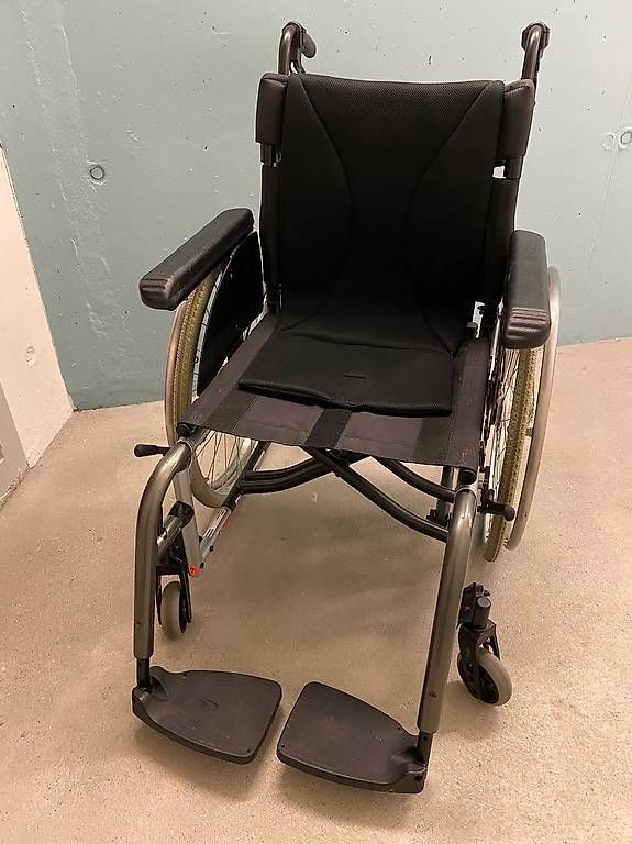 Sedie a rotelle: Rollstuhl Küschall Compact: Breite 45 cm – Usato da Olten venduto da Metacomet