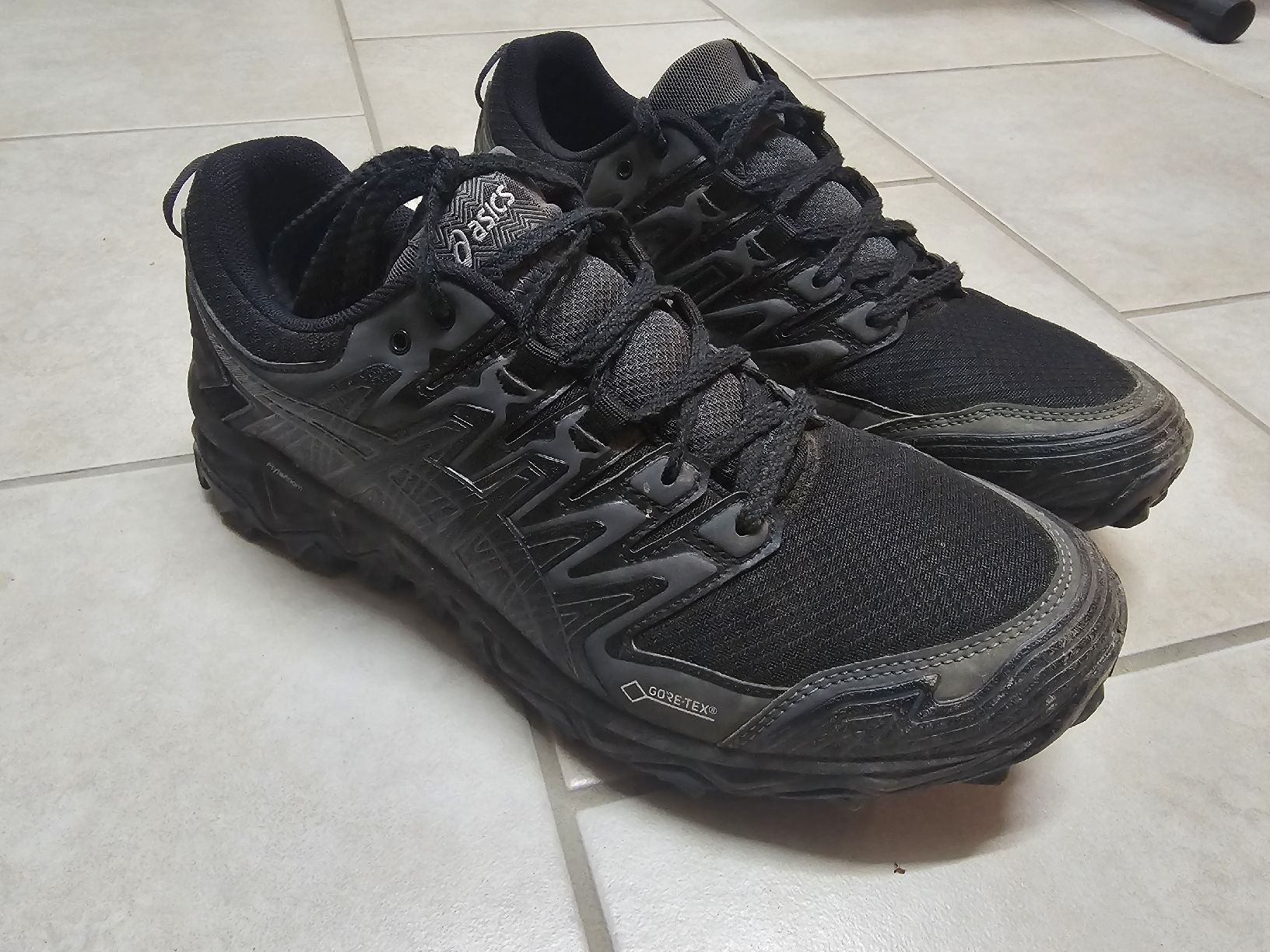 Asics Scarpe da uomo: Trekking Schuhe ASICS, 40.5 gore-tex  – Usato da Riva San Vitale venduto da Pollo01
