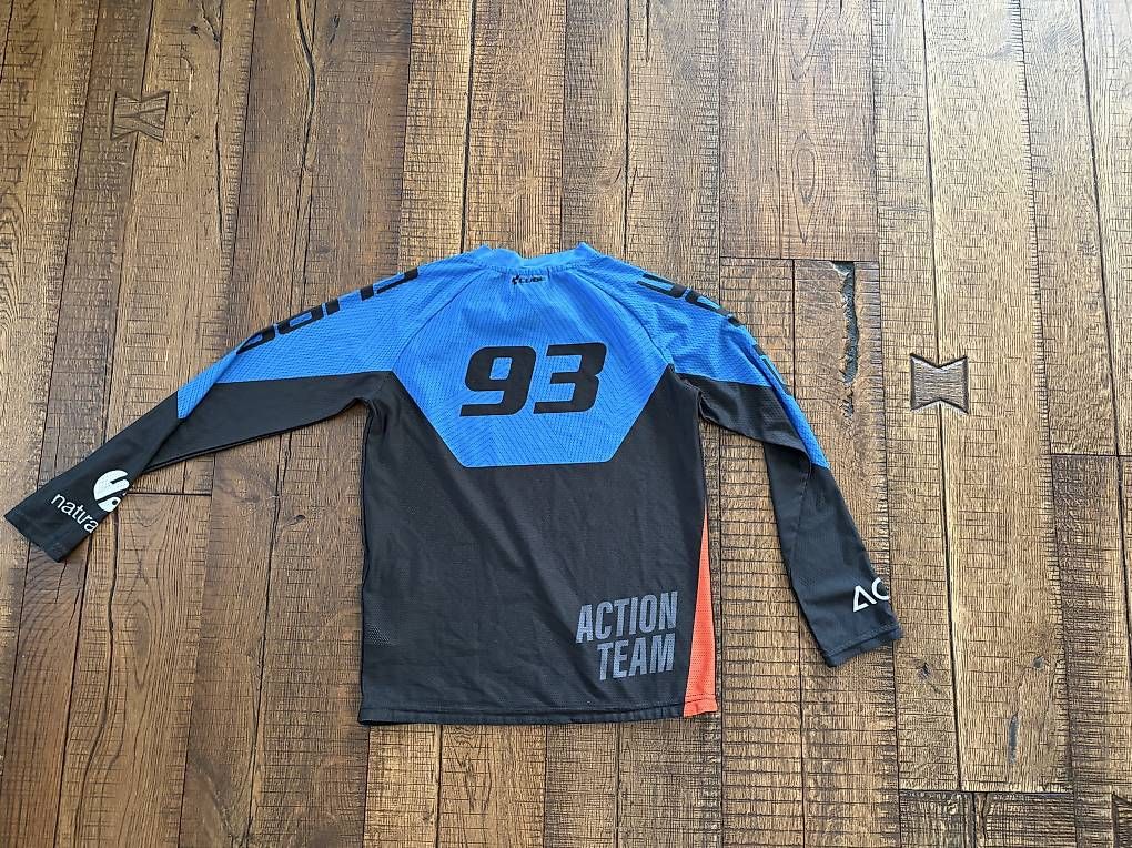 Scarpe, pantaloni & magliette da ginnastica: Bike Shirts 140 – Usato da Spiez venduto da RIGELER01 1