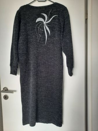 Strickkleid mit Stickerei und Bindegürtel, anthrazit, Gr. 38