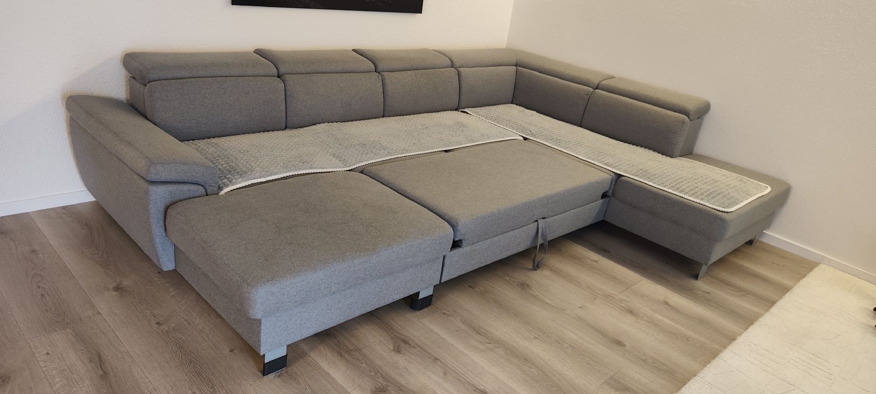 Divani: Ecksofa grau Stoff mit Bettfunktion und Chaiselongue – Usato da Schänis venduto da Mugi_87_ 2