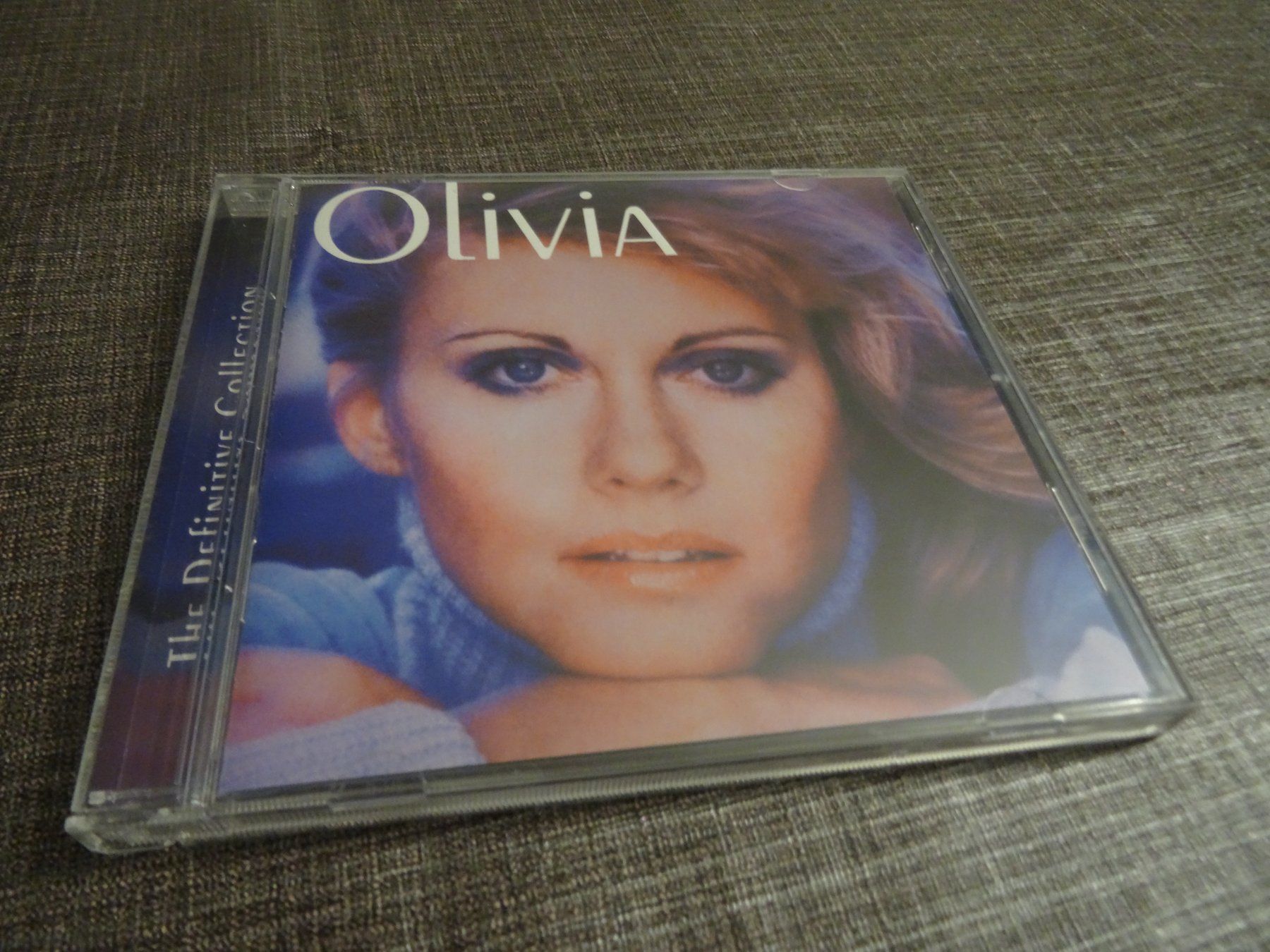 CD: Olivia Newton - John CD - The Definitive Collection – Usato da Olten venduto da Disc-Ausverkauf