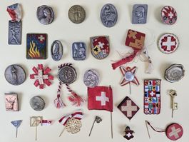 30x S&S 1. August Abzeichen, Plaketten, Nadeln, etc. 1925-49