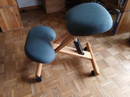 Bürostuhl: Kniestuhl, Gestell aus Holz, sehr guter Zustand