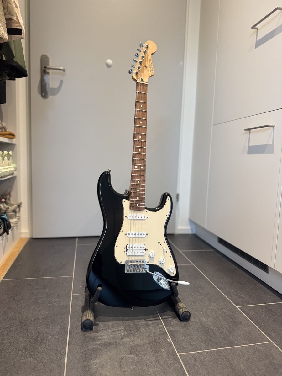 Fender Strumenti musicali: E-Gitarre Fender Stratocaster schwarz – Usato da Uster venduto da brownii.97