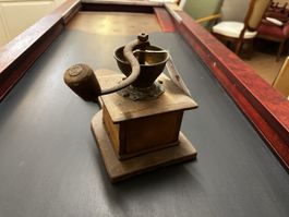 Antike Kaffee-Mühle, Nussbaumholz