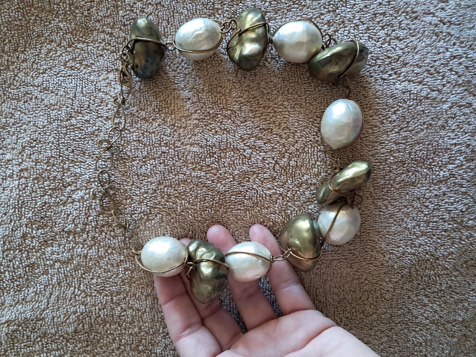 Catenine: Collier perles blanches et pierres dorées – Usato da Aubonne venduto da erinrose 2